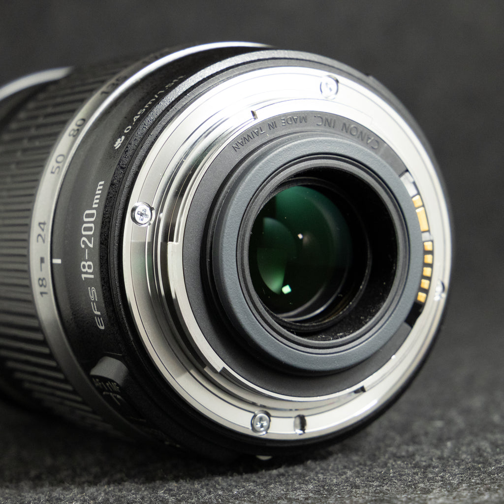 Canon EF-S 18-200mm f3.5-5.6 IS