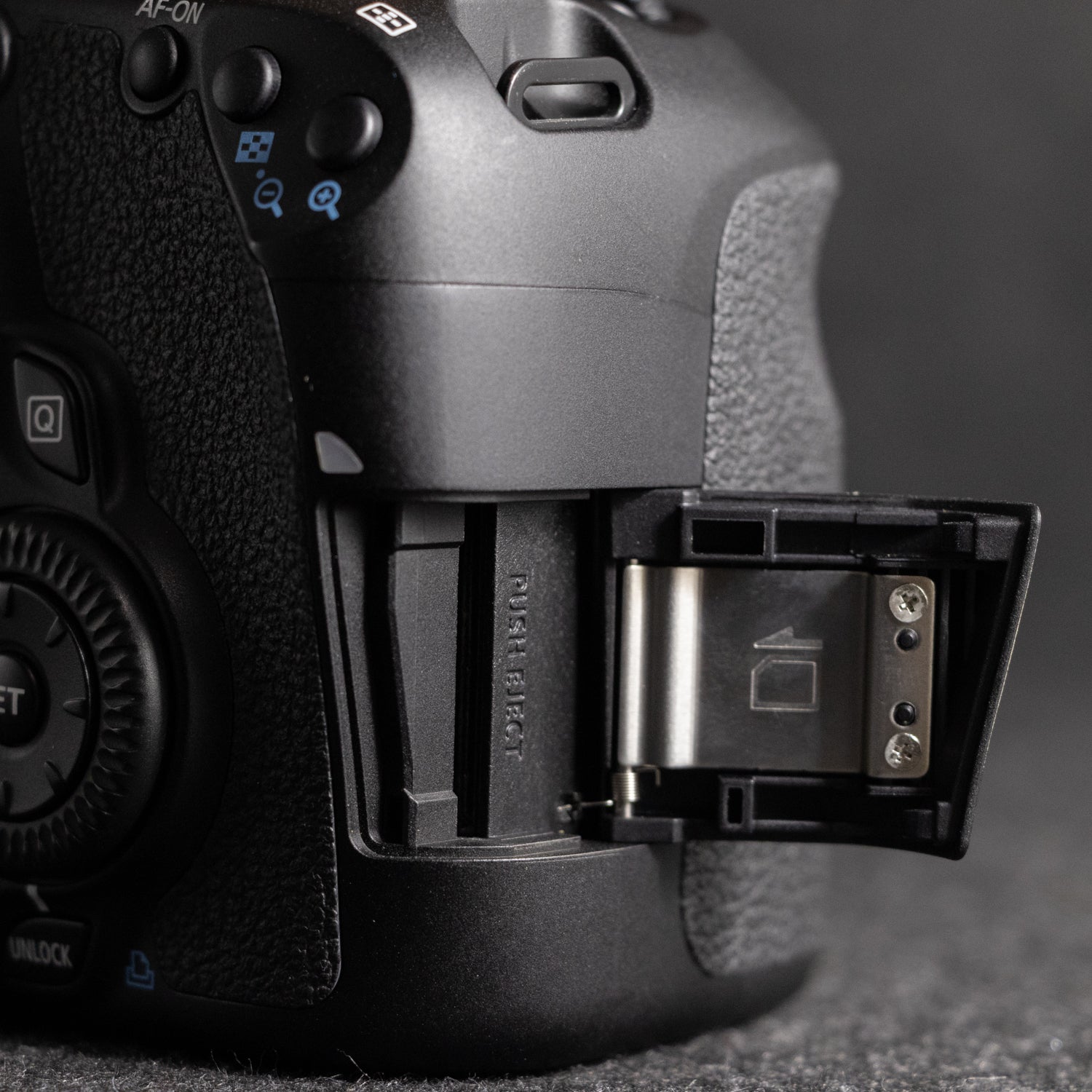 Canon EOS 60D 18MP Digital SLR